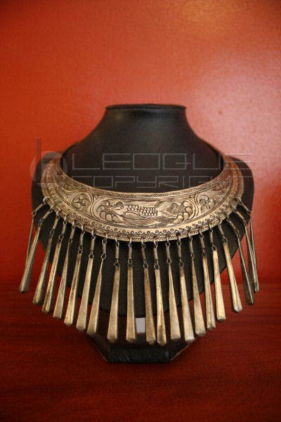 Metal tribal necklace : Leoque Collection – One Look, One Collection