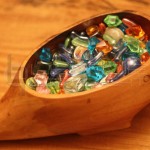 wooden-fish-bowl-with-glass-pebbles