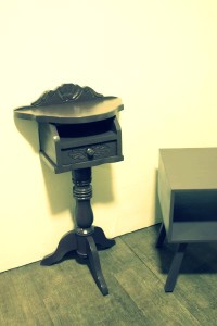 phone table, pedestal table